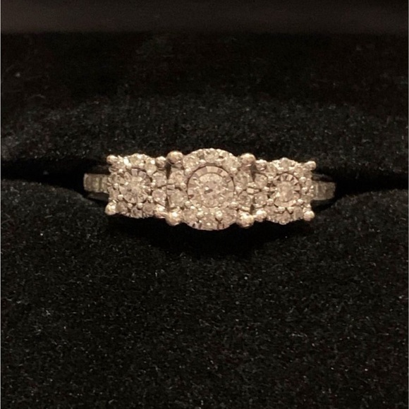 Macy’s Dimond Engagement Ring ( 1/3 ct. t.w.) in 14K white gold - Picture 6 of 9